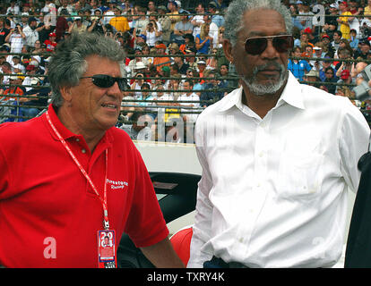 Mario Andretti et le rythme car driver, l'acteur Morgan Freeman chat à l'Indianapolis 500 à l'Indianapolis Motor Speedway à Indianapolis, IN, le 30 mai 2004. (Photo d'UPI/Mike Bryand) Banque D'Images