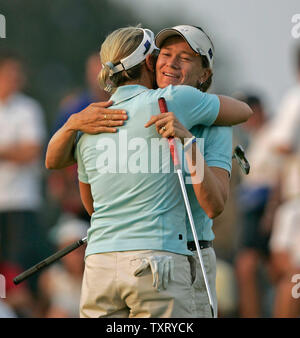 Annika Sorenstam, gauche, de Suède, épouse sa coéquipière Catriona Matthew, de l'Écosse après Matthieu a fait son putt pour le par pour gagner leur match au cours de la deuxième session de la première journée de la Solheim Cup 2005, le 9 septembre 2005, au Club de Golf de Crooked Stick à Carmel, IN. Après le premier jour de jouer l'Europe mène les États-unis 5-3. (Photo d'UPI/Brian Kersey) Banque D'Images