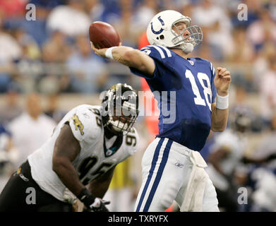 Indianapolis Colts quarterback Peyton Manning (18) passe le ballon sous la pression de Jacksonville defender Paul Spicer (95). Les Indianapolis Colts défait les Jacksonville Jaguars 10-3 au RCA Dome d'Indianapolis, Indiana, le 18 septembre 2005. (UPI Photo/Mark Cowan) Banque D'Images