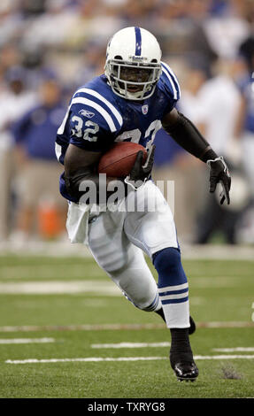 Indianapolis Colts running back Edgerrin James (32) se précipite contre les Browns de Cleveland au RCA Dome d'Indianapolis, le 25 septembre 2005. Les Indianapolis Colts défait les Cleveland Browns 13-6. (UPI Photo/Mark Cowan) Banque D'Images