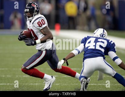 L'échelle des Houston Texans receveur Andre Johnson (80) s'échappe des poulains defender Jason David (42). Les Indianapolis Colts défait le 31-17 Houston Texans au RCA Dome d'Indianapolis, en novembre, 13, 2005. (UPI Photo/Mark Cowan) Banque D'Images