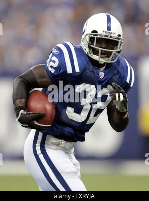 Indianapolis Colts running back Edgerrin James (32) exécute pour une première vers le bas contre le Tennessee Titans. Les Indianapolis Colts défait les Tennessee Titans au RCA Dome d'Indianapolis, en décembre 4, 2005 pour décrocher un CAA play-off à quai. (UPI Photo/Mark Cowan) Banque D'Images