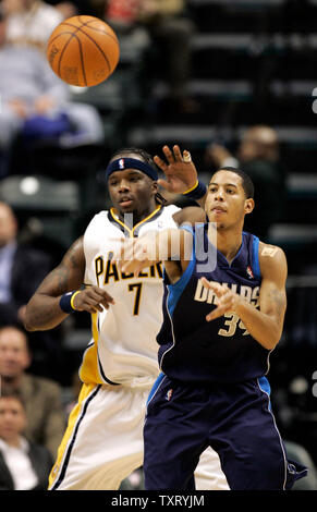 Dallas Mavericks guard Devin Harris (34) passe le ballon loin des Indiana Pacers' Jermaine O'Neal (7). Les Dallas Mavericks a défait l'Indianapolis Pacers 84-75 au Conseco Fieldhouse d'Indianapolis, dans le 6 décembre 2005. (UPI Photo/Mark Cowan) Banque D'Images