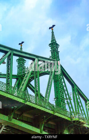 Gros plan sur la liberté ou le pont Szabadsag structure métallique verte avec armoiries dans Budapest, Hongrie Banque D'Images