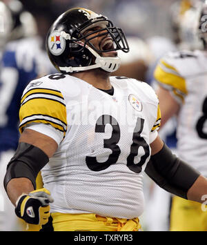 Pittsburgh Steelers tournant retour Jerome Bettis (36) célèbre son quatrième trimestre touchdown contre les Indianapolis Colts pendant leur match de la Division AFC au RCA Dome d'Indianapolis le 15 janvier 2006. Les Steelers défait les Colts 21-18. (UPI Photo/Mark Cowan) Banque D'Images