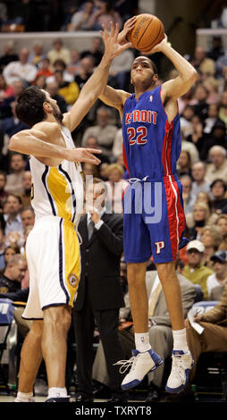Detroit Pistons avant Tayshaun Prince (22) tire sur Indiana Pacer Stojakovic Peja (16) dans la première moitié au Conseco Fieldhouse d'Indianapolis, en février 2, 2006. (UPI Photo/Mark Cowan) Banque D'Images