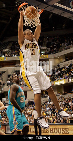 Indiana Pacers center David Harrison (13) dunks en face de New Orleans/Oklahoma City Hornets avant Brandon Bass (33) au cours de la deuxième moitié des Pacers 97-75 gagner au Conseco Fieldhouse d'Indianapolis, en février 21, 2006. (UPI Photo/Mark Cowan) Banque D'Images