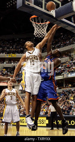 New York Knicks Jackie Butler centre (45) met en place une balle dans la première moitié contre Indiana Pacers center David Harrison (13) en tant que coéquipier Sarunas Jasikeviciuis (3) se penche sur au Conseco Fieldhouse d'Indianapolis, en mars 7, 2006. (UPI Photo/Mark Cowan) Banque D'Images