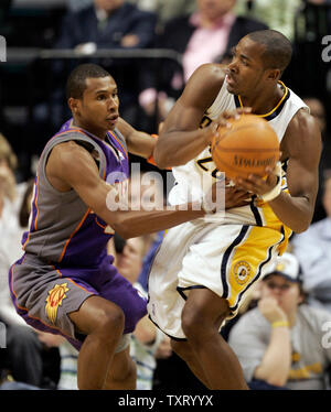 Phoenix Suns Leandro Barbosa (10) défend contre Indiana Pacers guard Fred Jones (20) dans la première moitié au Conseco Fieldhouse d'Indianapolis, en mars 30, 2006. (UPI Photo/Mark Cowan) Banque D'Images