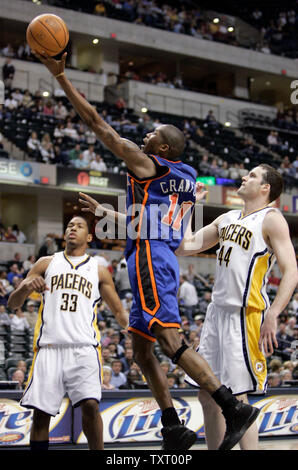New York Knicks guard Jamal Crawford (11) se soit tourné en face de Indiana Pacers Danny Granger (33) et Austin Croshere (44) au Conseco Fieldhouse d'Indianapolis, en avril 10, 2006. Les Pacers défait les Knicks 101-82. (UPI Photo/Mark Cowan) Banque D'Images