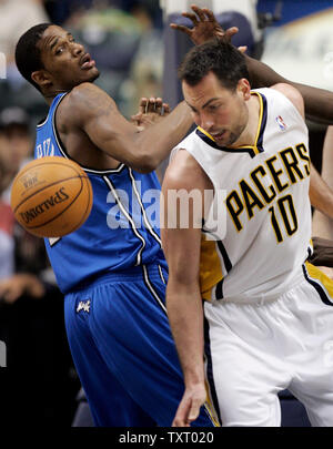 Indianapolis Pacers avant Jeff Foster (10) et Orlando Magic avant Trevor Ariza (1) regarder une balle lâche pendant la seconde moitié au Conseco Fieldhouse d'Indianapolis, en avril 19, 2006. (UPI Photo/Mark Cowan) Banque D'Images