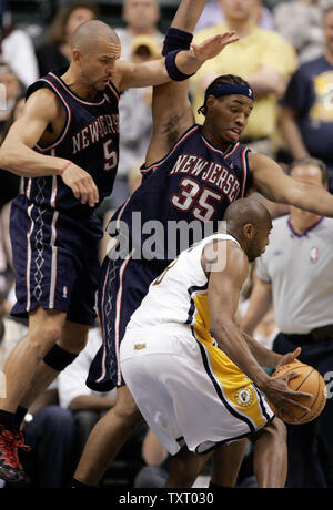 Indiana Pacers guard Anthony Johnson (8) est visée par la New Jersey Nets humains Jason Kidd (5) et Jason Collins (35) dans le jeu 4 de leur première ronde de la série éliminatoire au Conseco Fieldhouse d'Indianapolis, le 29 avril 2006. Les filets défait les Pacers 97-88 pour attacher le meilleur des sept séries 2-2. (UPI Photo/Mark Cowan) Banque D'Images