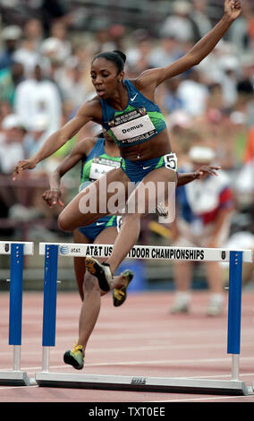 Lashinda Demus remporte le 400 m haies avec un temps de 53.07 à l'AT&T USA 2006 d'Athlétisme en plein air à l'IUPUI Track & Soccer Stadium à Indianapolis, en juin 25, 2006. (UPI Photo/Mark Cowan) Banque D'Images