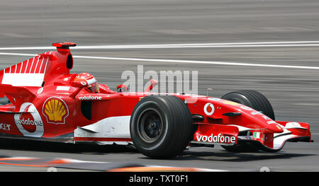 L'Allemand Michael Schumacher conduit sa Ferrari sur son chemin pour gagner la Formule Un USGP à l'Indianapolis Motor Speedway à Indianapolis le 2 juillet 2006. (Photo d'UPI/Tom Russo) Banque D'Images