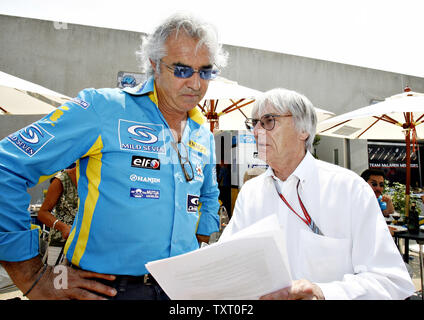 Directeur principal de l'équipe Renault Flavio Briatore, à gauche des entretiens avec le président de la Formule 1 Bernie Ecclestone avant le début de l'USGP de Formule 1 sur le circuit Indianapolis Motor Speedway à Indianapolis le 2 juillet 2006. (Photo d'UPI/Tom Russo) Banque D'Images