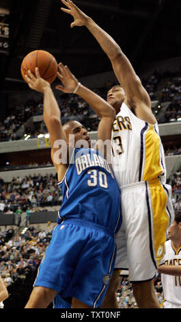 Orlando Magic guard Carlos Arroyo (30) va jusqu'à un tir contre Indiana Pacers center David Harrison (13) au Conseco Fieldhouse d'Indianapolis le 10 novembre 2006. (UPI Photo/Mark Cowan) Banque D'Images