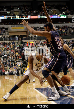 Garde Indiana Pacers Danny Granger (33) atteint entre les New Jersey Nets en avant Jason Collins (35) pour une nuit au Conseco Fieldhouse d'Indianapolis le 17 novembre 2006. (UPI Photo/Mark Cowan) Banque D'Images
