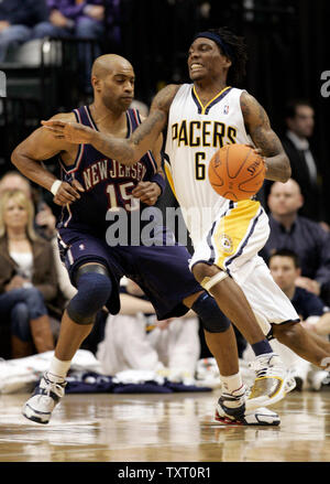 Indiana Pacers guard Marquis Daniels (6) s'efforce de conduire au panier passé New Jersey Nets guard Vince Carter (15) au Conseco Fieldhouse d'Indianapolis le 17 novembre 2006. Les New Jersey Nets défait les Indiana Pacers 100-91. (UPI Photo/Mark Cowan) Banque D'Images