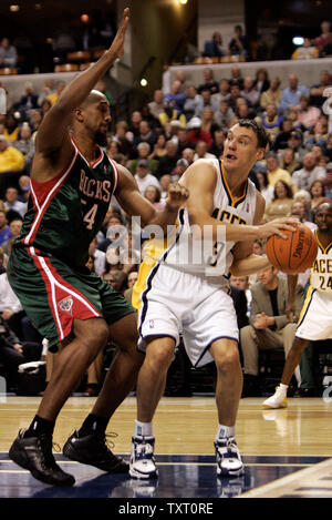 Sarunas Jasikevicius Indiana Pacers guard (3), de la Lituanie, de l'air à passer autour de Milwaukee Bucks avant Brian Skinner (54) au Conseco Fieldhouse d'Indianapolis le 21 novembre 2006. Les Indiana Pacers défait les Milwaukee Bucks 93-88. (UPI Photo/Mark Cowan) Banque D'Images