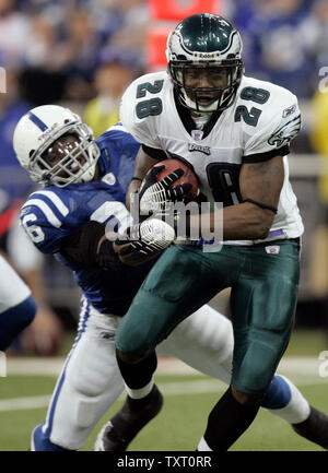 Indianapolis Colts coffre Dexter Reid (36) tente d'abaisser le Philadelphia Eagles running back Correll Buckhalter (28) au RCA Dome d'Indianapolis le 26 novembre 2006. Indianapolis battu Philadelphia 45-21. (UPI Photo/Mark Cowan) Banque D'Images