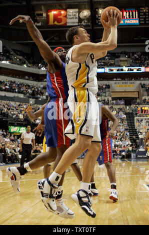 Sarunas Jasikevicius Indiana Pacers guard (3), à partir de la Serbie-Monténégro se soit tourné en face de Detroit Pistons guard Ronald Murray (6) au Conseco Fieldhouse d'Indianapolis le 13 décembre 2006. Les Pacers défait les Pistons 101-90. (UPI Photo/Mark Cowan) Banque D'Images