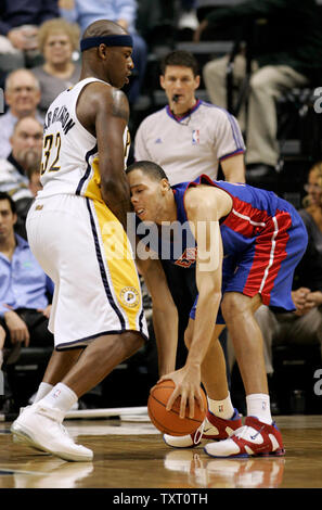 Detroit Pistons avant Tayshaun Prince (22) se heurte à l'Indiana Pacers en avant Al Harrington (32) au Conseco Fieldhouse d'Indianapolis le 13 décembre 2006. Les Pacers défait les Pistons 101-90. (UPI Photo/Mark Cowan) Banque D'Images