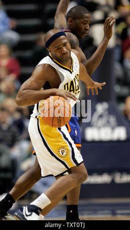 New York Knicks guard Jamal Crawford, dos, se heurte à l'Indiana Pacers guard Jamaal Tinsley (11) alors qu'il tente de ramener le ballon à upcourt Conseco Fieldhouse à Indianapolis le 15 décembre 2006. (UPI Photo/Mark Cowan) Banque D'Images