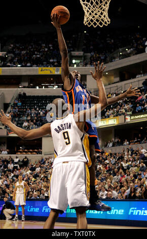 New York Knicks guard Jamal Crawford (11) met en place un shot sur Indiana Pacers avant Maceo Baston (9) au Conseco Fieldhouse d'Indianapolis le 15 décembre 2006. (UPI Photo/Mark Cowan) Banque D'Images