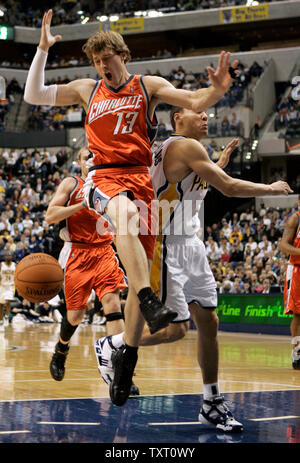 Charlotte Bobcats guard Matt Carroll (13) perd la balle comme il conduit passé Sarunas Jasikevicius Indiana Pacers guard (3), de la Lituanie, au Conseco Fieldhouse d'Indianapolis le 30 décembre 2006. (UPI Photo/Mark Cowan) Banque D'Images