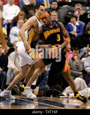 Golden State Warriors l'avant Al Harrington (3) lecteurs autour de Indiana Pacers center Jeff Foster (10) au Conseco Fieldhouse d'Indianapolis le 5 février 2007. Golden State a défait les Pacers 113-98. (UPI Photo/Mark Cowan) Banque D'Images