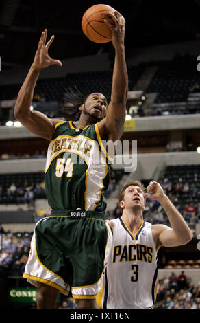 Seattle Supersonics en avant Chris Wilcox (54) s'empare d'un passage sur Indiana Pacers Troy Murphy centre (3) au Conseco Fieldhouse d'Indianapolis le 7 février 2007. (UPI Photo/Mark Cowan) Banque D'Images