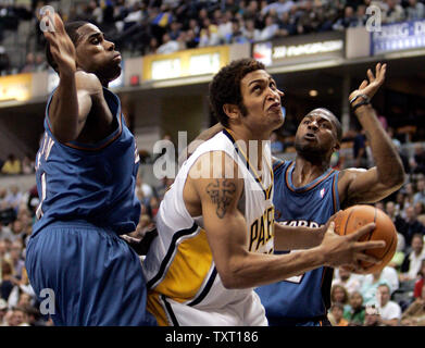 Indiana Pacers center David Harrison (C) disques durs pour le panier entre Washington Wizards humains Antawn Jamison (L) et DeShawn Stevenson au Conseco Fieldhouse à Indianapolis le 14 mars 2007. (UPI Photo/Mark Cowan) Banque D'Images