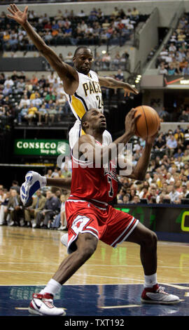 Indiana Pacers guard Darrell Armstrong (24) va jusqu'à défendre un tir de Chicago Bulls guard Ben Gordon (7) au Conseco Fieldhouse à Indianapolis le 25 mars 2007. (UPI Photo/Mark Cowan) Banque D'Images