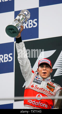 Lewis Hamilton l'Angleterre soulève son premier trophée au lieu United States course de Formule 1 sur le circuit Indianapolis Motor Speedway à Indianapolis le dimanche 17 Juin, 2007. C'est la deuxième victoire consécutive de Hamilton et il a été sur le podium pour toutes ses courses dans cette son tour l'année Formule 1 conduite pour l'équipe McLaren Mercedes Benz. (UPI PHOTO/ Tom Russo) Banque D'Images