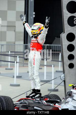 Lewis Hamilton l'Angleterre soulève ses bras à la foule après avoir remporté la course de Formule 1 des Etats-Unis à l'Indianapolis Motor Speedway à Indianapolis le dimanche 17 Juin, 2007. C'est la deuxième victoire consécutive de Hamilton et il a été sur le podium pour toutes ses courses dans cette son tour l'année Formule 1 conduite pour l'équipe McLaren Mercedes Benz. (UPI PHOTO/ Tom Russo) Banque D'Images