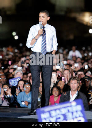 La présidence démocrate Barack Obama (D-IL) traite de partisans à une campagne s'arrêtent à la légion américaine Mall à Indianapolis le 5 mai 2008. Indiana tient leurs primaires présidentielles le 6 mai. (UPI Photo/Mark Cowan) Banque D'Images