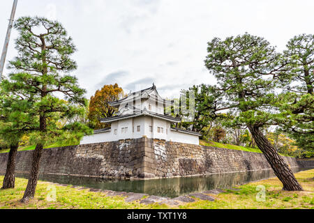 Grand angle Vue rapprochée du château de Nijo mur forteresse et les douves au printemps avec les arbres élagués bonsai et sky Banque D'Images