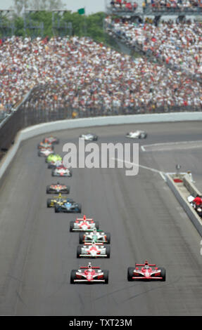 Scott Dixon, pole de Nouvelle-Zélande, dirige le domaine au début de la 92e course de l'Indianapolis 500 à l'Indianapolis Motor Speedway le 25 mai 2008 à Indianapolis. (UPI Photo/Mark Cowan) Banque D'Images