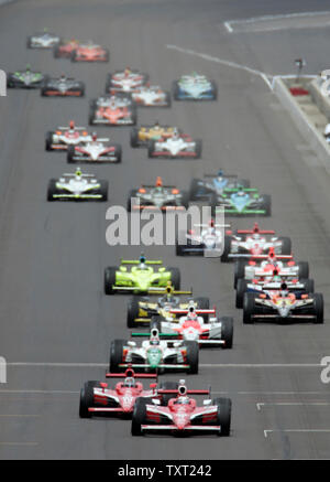 Scott Dixon, pole de Nouvelle-Zélande, dirige le domaine au début de la 92e course de l'Indianapolis 500 à l'Indianapolis Motor Speedway le 25 mai 2008 à Indianapolis. (UPI Photo/Mark Cowan) Banque D'Images