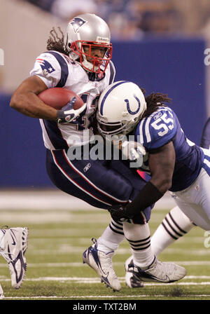 Indianapolis Colts linebacker Clint Sessions (55) hits New England Patriots Ben-Jarvus Geen-Ellis running back (42) au cours du deuxième trimestre à Lucas Oil Field à Indianapolis le 2 novembre 2008. (UPI Photo/Mark Cowan) Banque D'Images