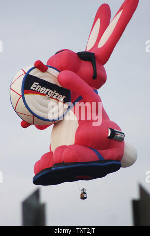 Le lapin Energizer ballon à air chaud s'élève au-dessus de l'entrepiste pendant le jour de l'ouverture de l'ère du Centenaire Balloon Race le 3 mai 2009, à l'Indianapolis Motor Speedway à Indianapolis, Indiana. (Photo d'UPI/Bill Coon) Banque D'Images