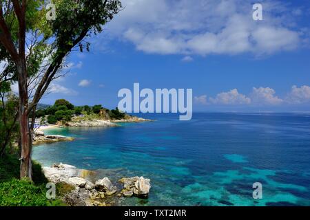 La plage pittoresque de Bataria, Kassiopi,Kassopaia,Îles Ioniennes, Corfou, Grèce Banque D'Images