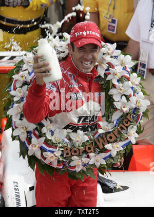 Helio Castroneves, du Brésil, célèbre avec la tradition bouteille de lait après avoir remporté le 93ème Indy 500 à l'Indianapolis Motor Speedway le 24 mai 2009 à Indianapolis. La victoire est Castroneves troisième Indy 500 win, venant tout juste une semaine après le gouvernement a laissé tomber les autres accusations de fraude fiscale dans son cas. (UPI Photo/Mark Cowan) Banque D'Images