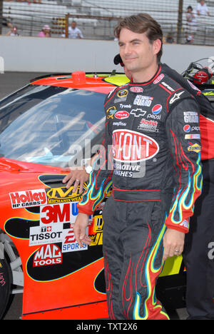 4 fois vainqueur de Brickyard 400 Jeff Gordon s'apprête à monter dans sa voiture pour se qualifier le 25 juillet 2009, à l'Indianapolis Motor Speedway à Indianapolis, Indiana. (Photo d'UPI/Appleget Duane) Banque D'Images