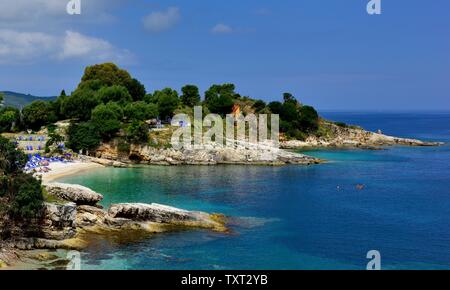 La plage pittoresque de Bataria, Kassiopi,Kassopaia,Îles Ioniennes, Corfou, Grèce Banque D'Images