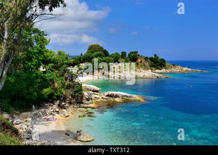 La plage pittoresque de Bataria, Kassiopi,Kassopaia,Îles Ioniennes, Corfou, Grèce Banque D'Images