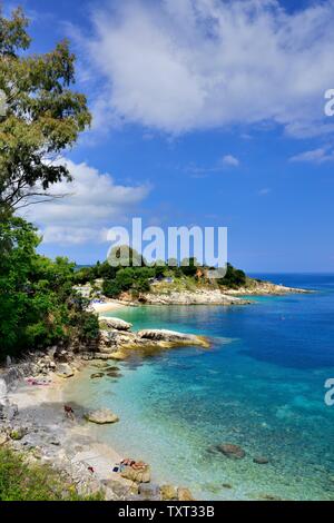 La plage pittoresque de Bataria, Kassiopi,Kassopaia,Îles Ioniennes, Corfou, Grèce Banque D'Images