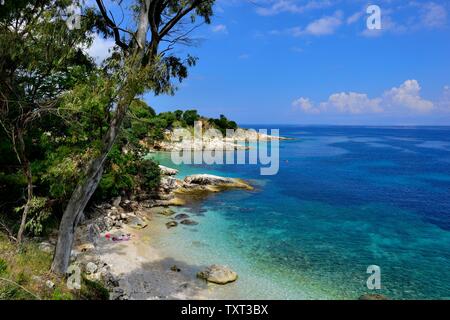 La plage pittoresque de Bataria, Kassiopi,Kassopaia,Îles Ioniennes, Corfou, Grèce Banque D'Images