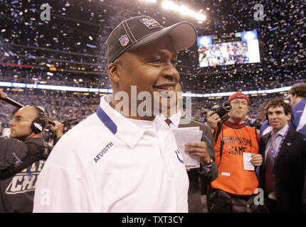 Indianapolis Colts entraîneur en chef Jim Caldwell promenades hors du terrain après leur victoire 30-17 sur les Jets de New York dans l'AFC Championship match au Lucas Oil Field à Indianapolis le 24 janvier 2010. Les Colts l'avance pour le Super Bowl. UPI /Mark Cowan Banque D'Images