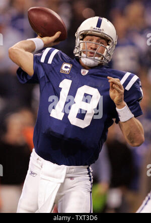 Indianapolis Colts se jette contre la Nouvelle York Jets au cours du deuxième trimestre de leur match de championnat de l'AFC à Lucas Oil Field à Indianapolis le 24 janvier 2010. Les Colts défait les Jets 30-17 à l'avance pour le Super Bowl. UPI /Mark Cowan Banque D'Images